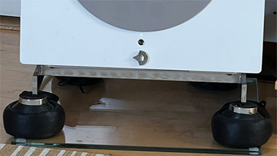 Damping solution for integrated amplifier