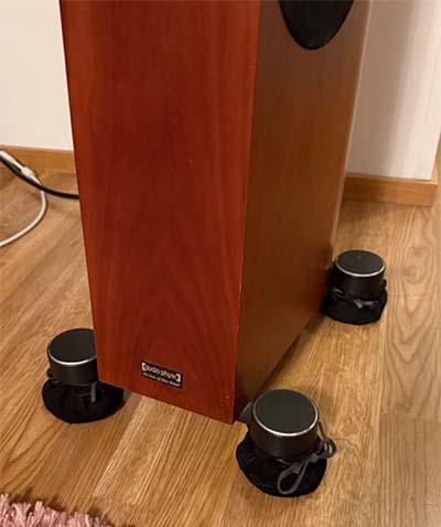 Damping solution under the integrated amplifier